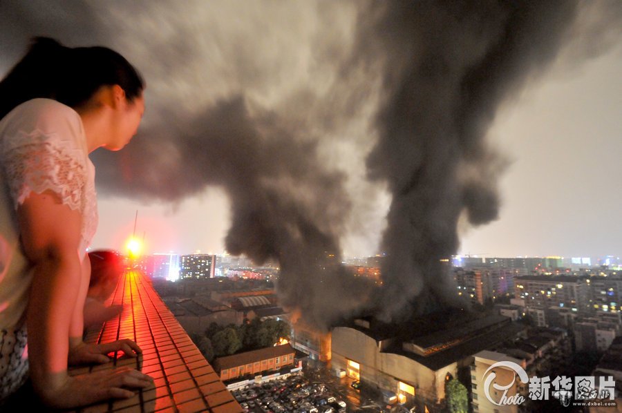 成都二手車(chē)市場(chǎng)大火 濃煙遮住半邊天