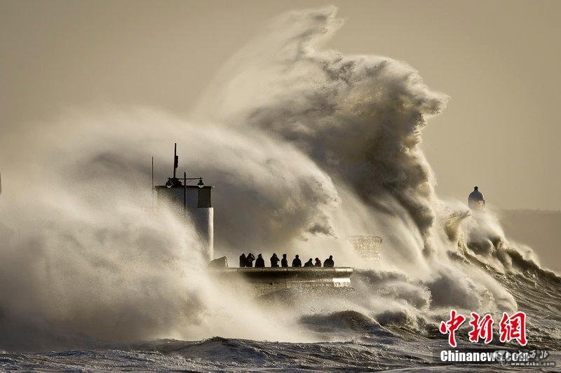 暴風(fēng)雨持續襲擊英國西海岸 大浪滔天宛如末世（高清組圖）