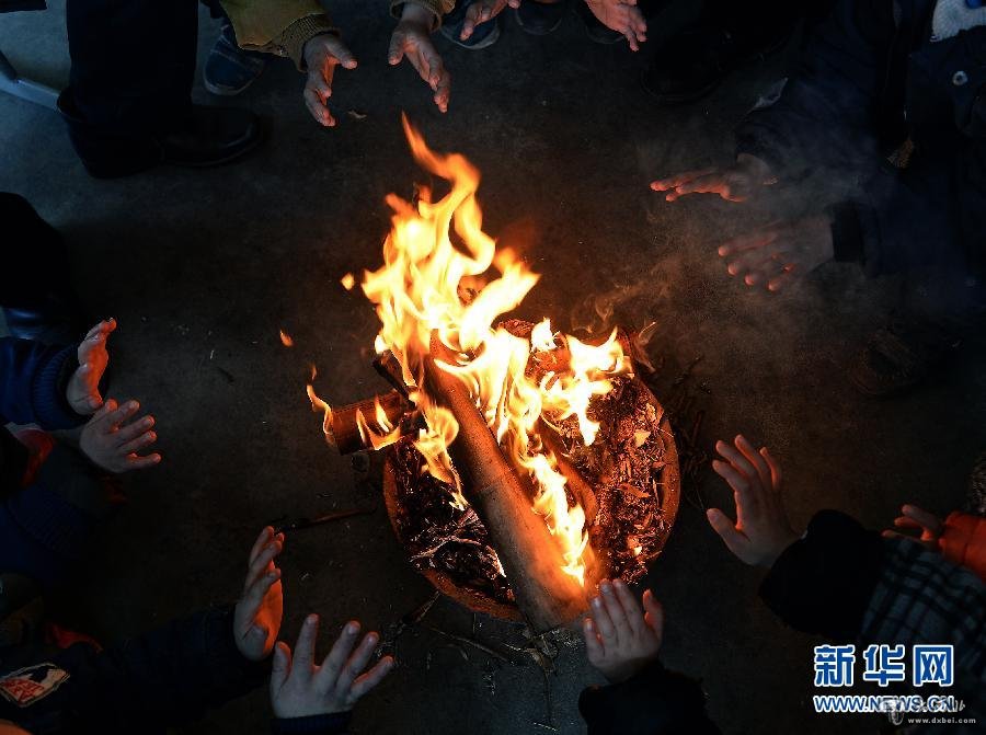 8個(gè)學(xué)生2個(gè)老師的“火盆小學(xué)”