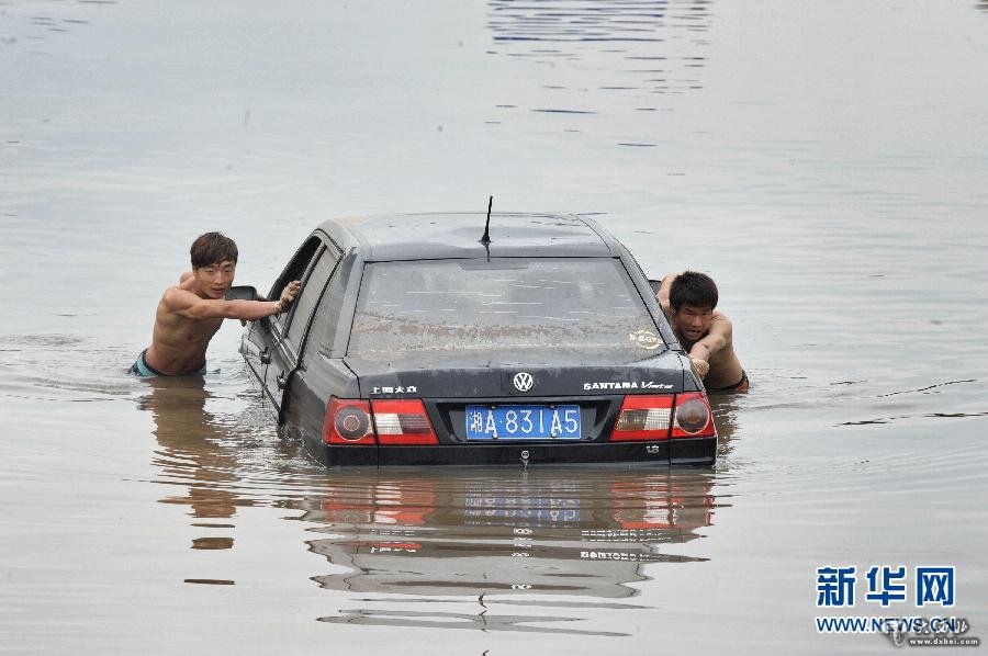 長(cháng)沙：暴雨襲城水淹車(chē)