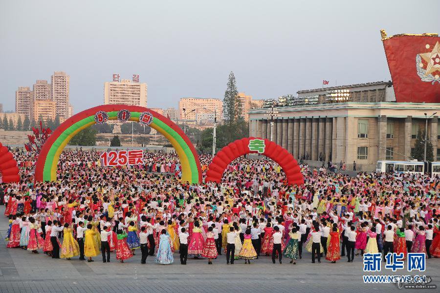 朝鮮舉行互動(dòng)舞會(huì )慶?！拔逡弧眹H勞動(dòng)節