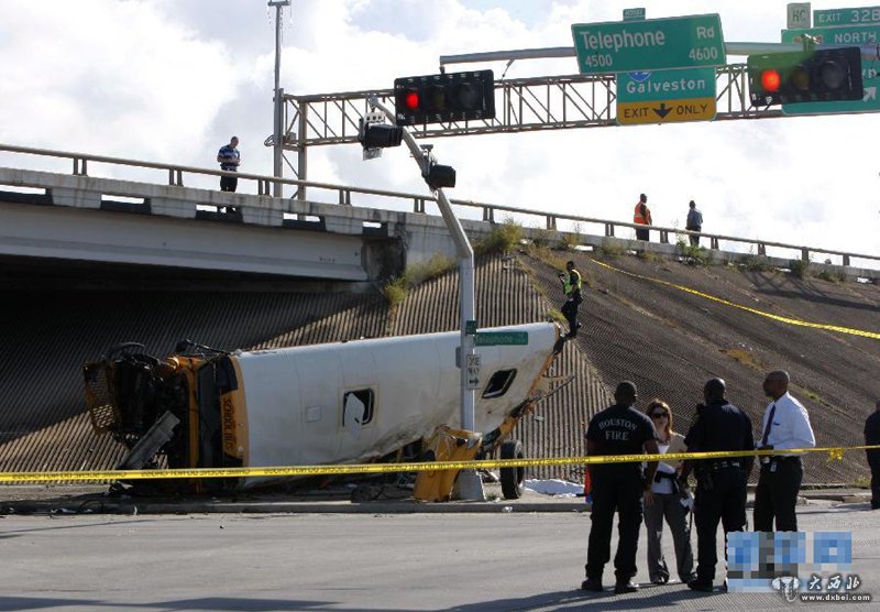 休斯敦一校車(chē)翻落高架橋致多人死傷
