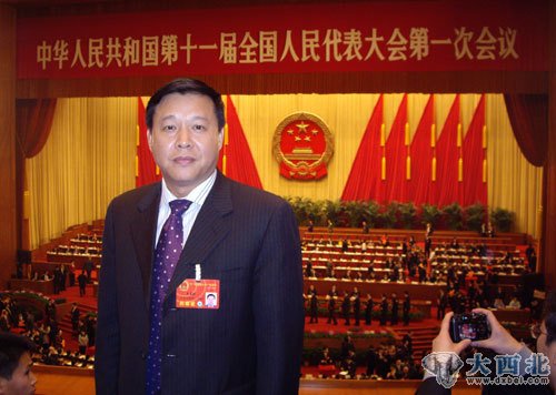 福布斯富豪張克強詐騙國資44億 被告席上蹺起二郎腿