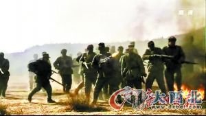 新版《亮劍》劇中八路軍站成一堆在沖鋒。