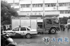 事發(fā)后，約200名師生緊急疏散，消防車(chē)已開(kāi)到樓下 微博圖片