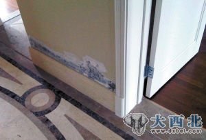 部分墻面涂料脫落。/網(wǎng)友供圖