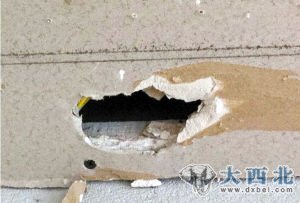 萬(wàn)科精裝房陷紙板門(mén)。/網(wǎng)友供圖