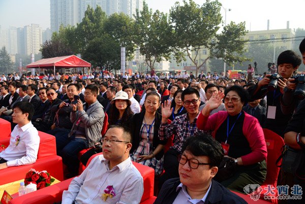 蘭州萬(wàn)達中國行50多位成員也出席鄭州二七萬(wàn)達廣場(chǎng)開(kāi)業(yè)盛典。