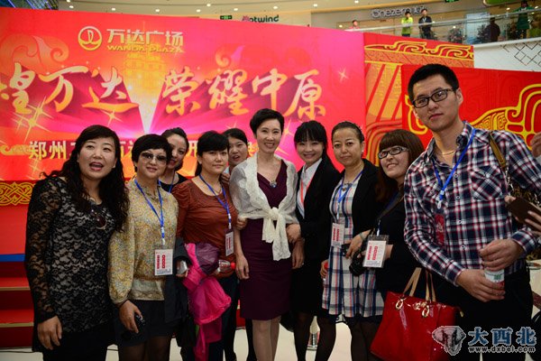  蘭州萬(wàn)達中國行成員與貴賓合影留念。