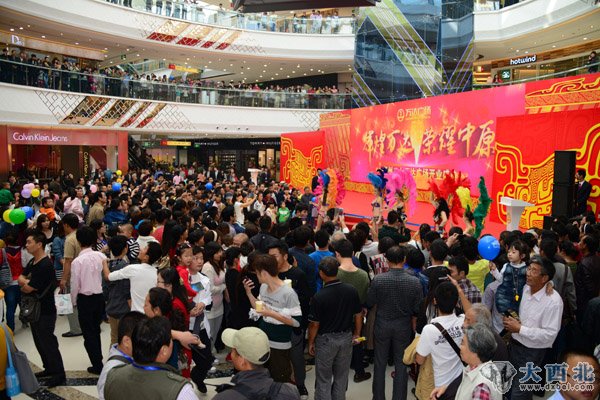 鄭州二七萬(wàn)達廣場(chǎng)盛大開(kāi)業(yè)——俄羅斯美女表演助興。