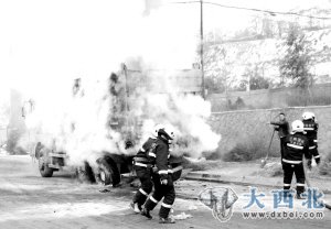 貨車(chē)起火交警消防聯(lián)合撲滅
