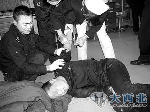 男子醉駕轎車(chē)撞上電線(xiàn)桿