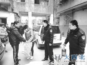 城關(guān)分局民警慰問(wèn)困難群眾