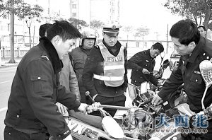 治堵治污，他們堅守在十字路口