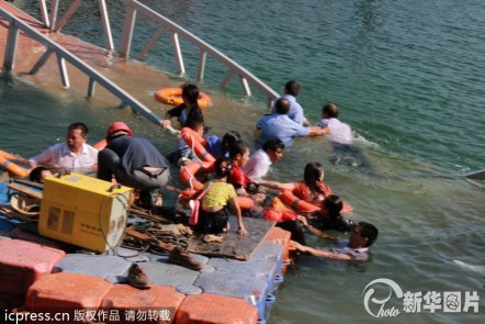 江西廬山景區游人爆滿(mǎn)致橋梁斷裂 數十人落水 