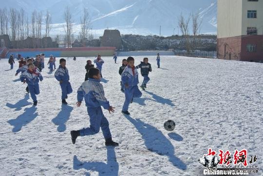 新疆小學(xué)生零下10度中享受雪地足球樂(lè )趣（圖）