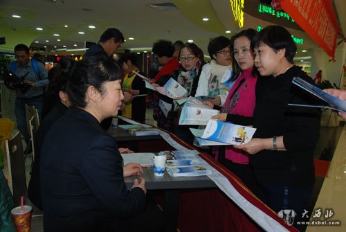城關(guān)區就業(yè)局入企業(yè)現場(chǎng)辦理貼息小額擔保貸款