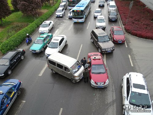 橫穿馬路兩車(chē)相撞
