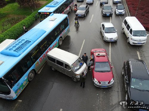 橫穿馬路兩車(chē)相撞