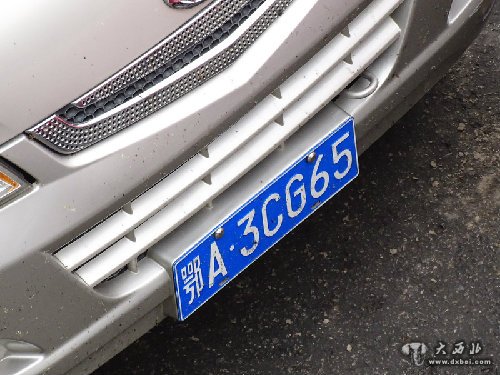 橫穿馬路兩車(chē)相撞