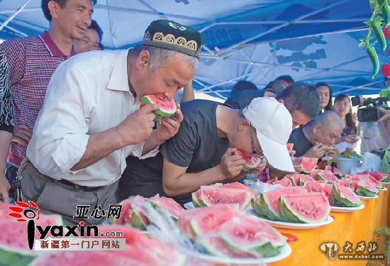 吐魯番首屆蔬菜節吃果蔬比賽人氣旺 一分鐘吃7個(gè)西紅柿 吐魯番首屆蔬菜節吃果蔬比賽人氣旺 一分鐘吃7個(gè)西紅柿