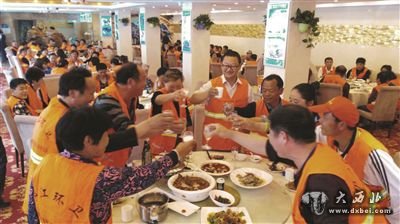 江蘇一飯店"五一"勞動(dòng)節請百名環(huán)衛工吃大餐