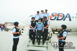 外逃印度尼西亞8年之久的經(jīng)濟犯罪嫌疑人傅某在蘭州中川機場(chǎng)被押解下飛機