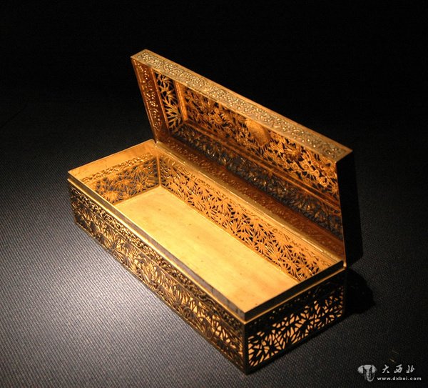 金飾器