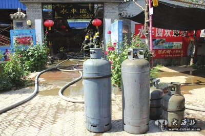 消防人員搶出來(lái)的液化氣罐