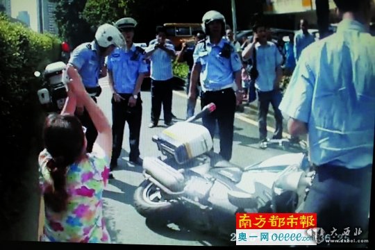 執法記錄儀視頻顯示：司機的母親曾跪在地上大喊。 南都記者 陳文才 攝