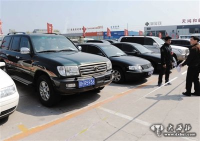 4月13日，103輛公車(chē)等待拍賣(mài)，其中超過(guò)40輛經(jīng)典日系車(chē)輛，占據相當大份額。新京報記者 王貴彬 攝