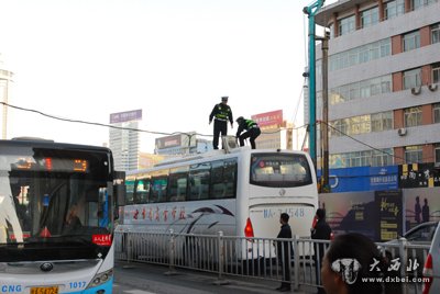 蘭州交警爬車(chē)頂解救受困車(chē)輛