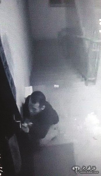 是誰(shuí)拿著(zhù)膠水牙簽破壞我家門(mén)鎖6次