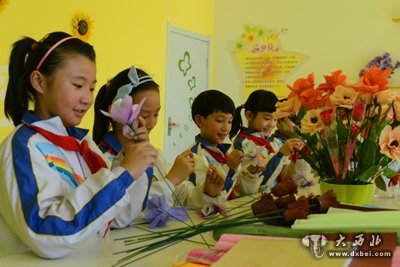 蘭州小學(xué)生正在為爺爺奶奶準備禮物