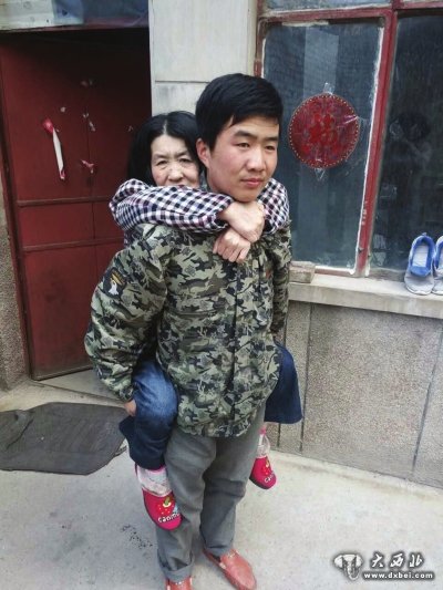 胡延強背著(zhù)母親出門(mén)去上班