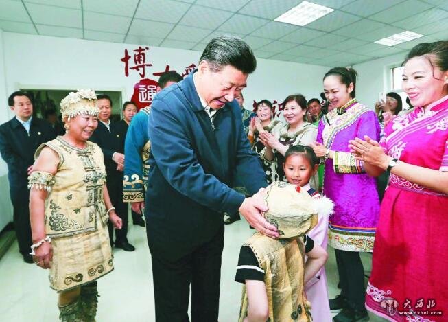 習近平同正在進(jìn)行伊瑪堪說(shuō)唱教學(xué)的村民們親切交流