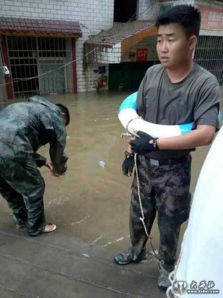 這張抗洪戰士的照片刷爆了微信朋友圈