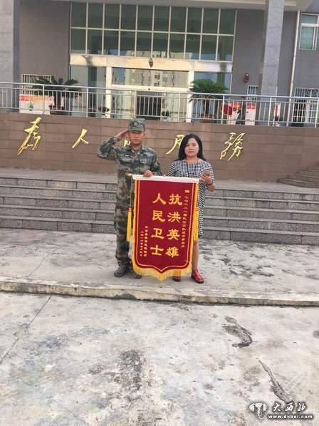 這張抗洪戰士的照片刷爆了微信朋友圈
