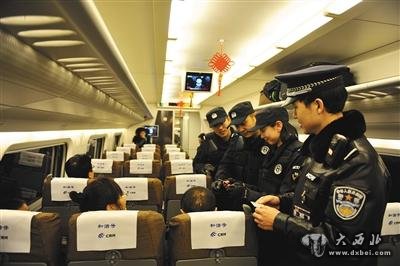 2015年1月8日，在呼和浩特開(kāi)往包頭的動(dòng)車(chē)上，呼和浩特鐵路公安處乘警正在對旅客的身份證進(jìn)行查驗。圖/視覺(jué)中國