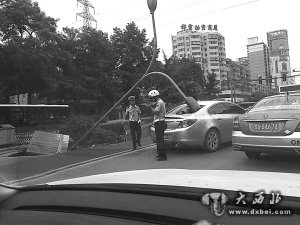 路面塌陷 燈桿“失足” 砸壞過(guò)路車(chē)