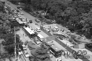 路面塌陷 燈桿“失足” 砸壞過(guò)路車(chē)