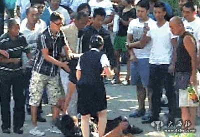 男童發(fā)熱身亡家屬堵門(mén)燒紙 醫院稱(chēng)死于手足口病