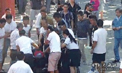 男童發(fā)熱身亡家屬堵門(mén)燒紙 醫院稱(chēng)死于手足口病