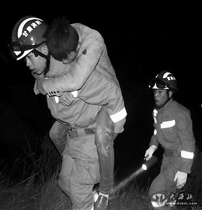 男子深夜跌入10米坑 消防隊員輪換背上來(lái)