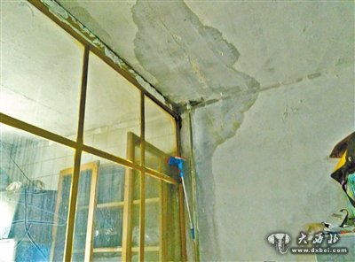 屋頂漏水住戶(hù)求助社區碰釘子？