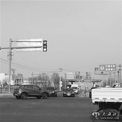 這里紅綠燈同時(shí)亮 過(guò)往車(chē)不知該咋走