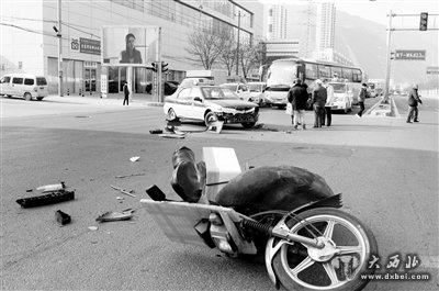 出租車(chē)突然轉彎 摩托車(chē)被撞飛十余米