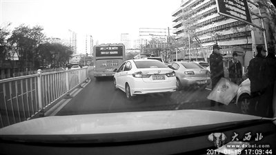 涉嫌非法運營(yíng)拒受檢查 瘋狂“面包”頂著(zhù)兩名稽查人員飛馳