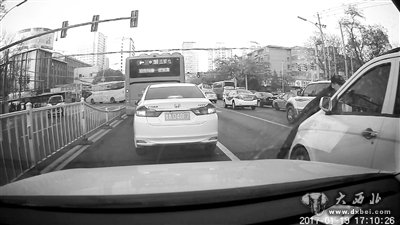 涉嫌非法運營(yíng)拒受檢查 瘋狂“面包”頂著(zhù)兩名稽查人員飛馳