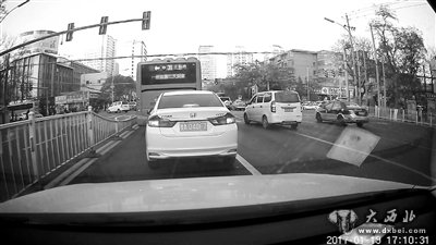 涉嫌非法運營(yíng)拒受檢查 瘋狂“面包”頂著(zhù)兩名稽查人員飛馳